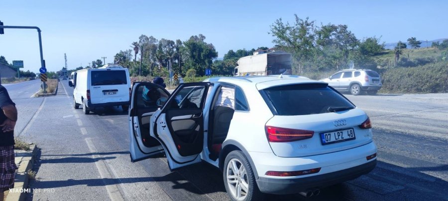 Manavgat’ta Kırmızı Işıkta Otomobil İle Kamyonet Çarpıştı: 3 Yaralı