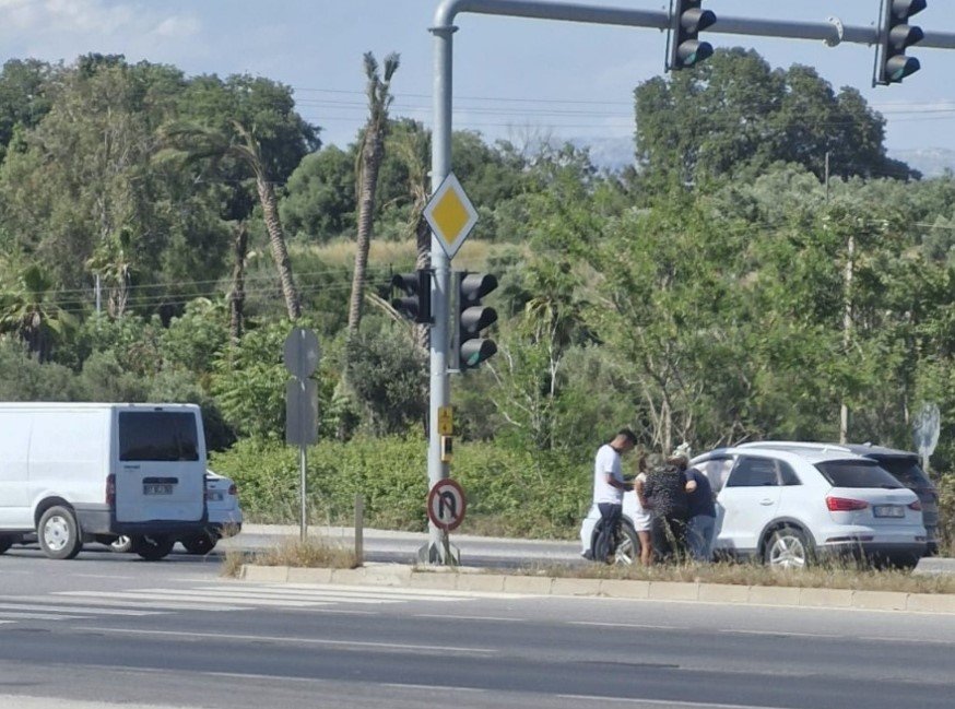Manavgat’ta Kırmızı Işıkta Otomobil İle Kamyonet Çarpıştı: 3 Yaralı