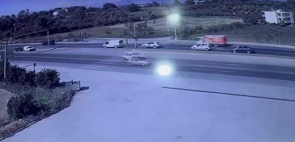 Manavgat’ta Kırmızı Işıkta Otomobil İle Kamyonet Çarpıştı: 3 Yaralı