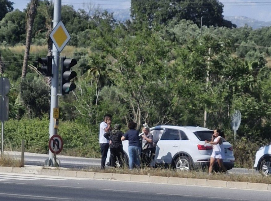 Manavgat’ta Kırmızı Işıkta Otomobil İle Kamyonet Çarpıştı: 3 Yaralı
