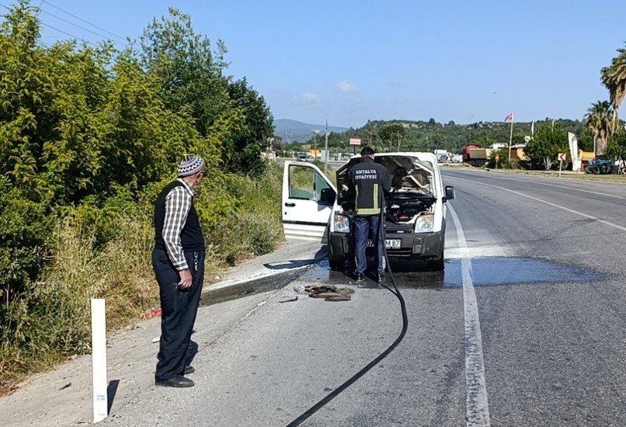 Seyir Halindeki Araç Yandı, İlk Müdahaleyi Vatandaşlar Yaptı