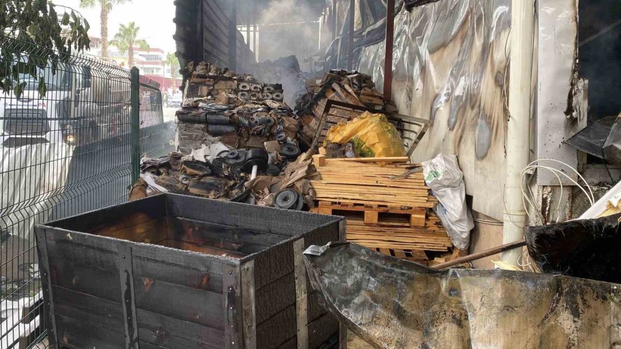 Mersin’deki Fabrika Yangını Kontrol Altına Alındı
