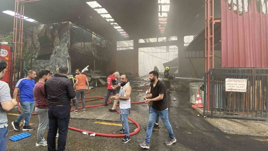 Mersin’deki Fabrika Yangını Kontrol Altına Alındı