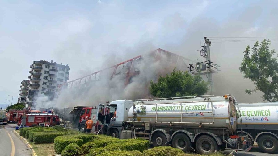 Mersin’deki Fabrika Yangını Kontrol Altına Alındı
