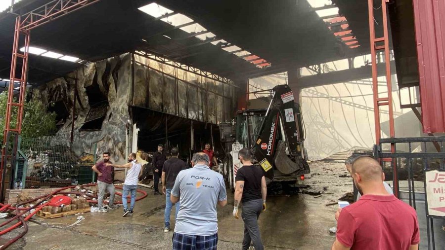 Mersin’deki Fabrika Yangını Kontrol Altına Alındı