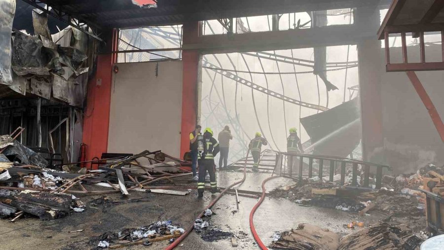 Mersin’deki Fabrika Yangını Kontrol Altına Alındı