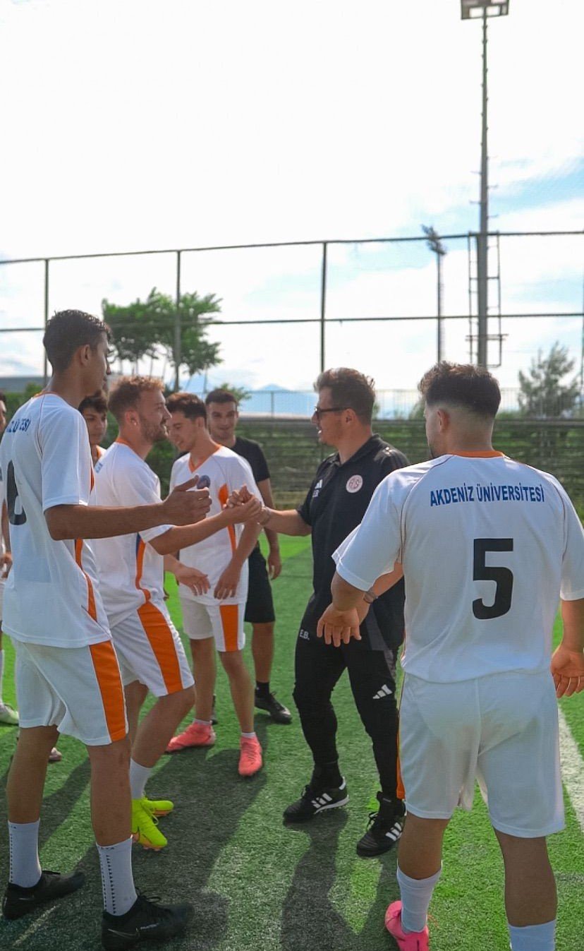 Emre Belözoğlu’ndan Aü Öğrencilerine Sürpriz