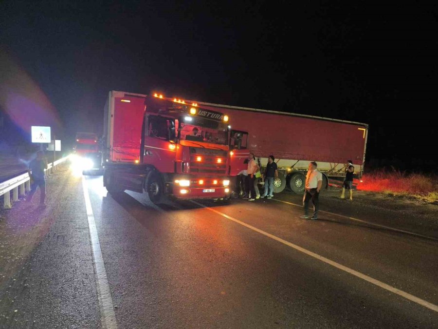 Tır Sürücüsü Direksiyon Başında Rahatsızlandı, Yol Trafiğe Kapandı