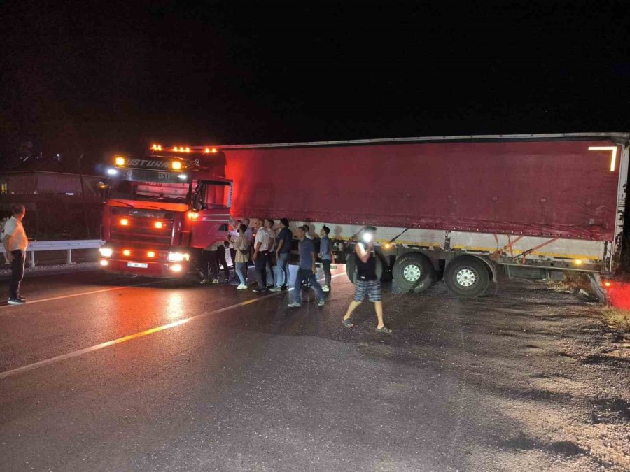 Tır Sürücüsü Direksiyon Başında Rahatsızlandı, Yol Trafiğe Kapandı