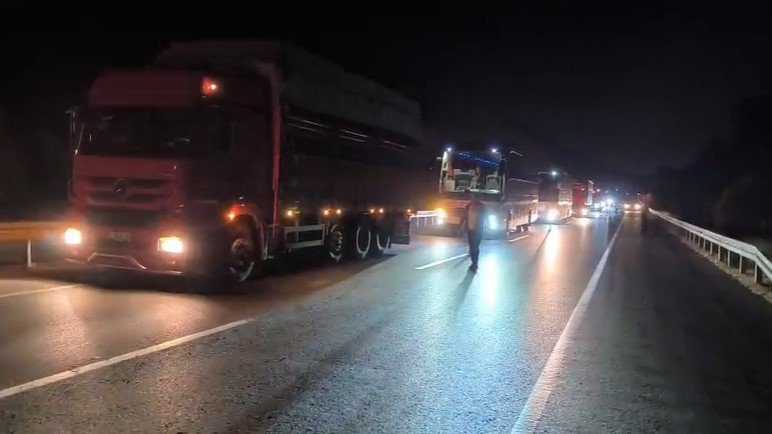 Tır Sürücüsü Direksiyon Başında Rahatsızlandı, Yol Trafiğe Kapandı