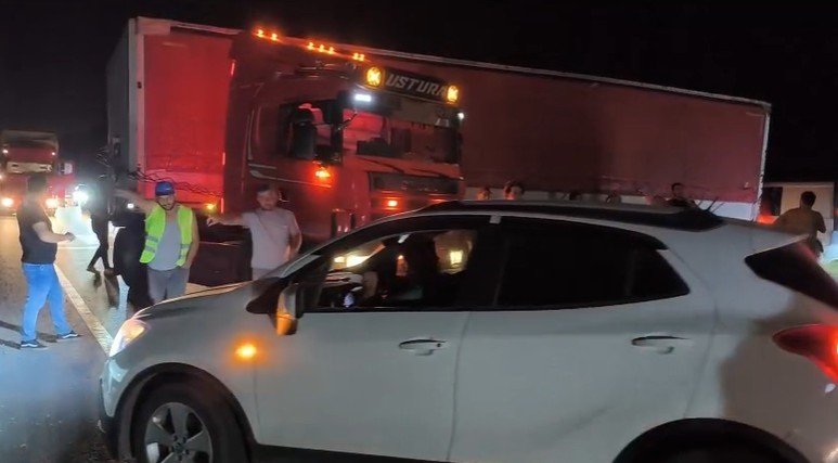 Tır Sürücüsü Direksiyon Başında Rahatsızlandı, Yol Trafiğe Kapandı