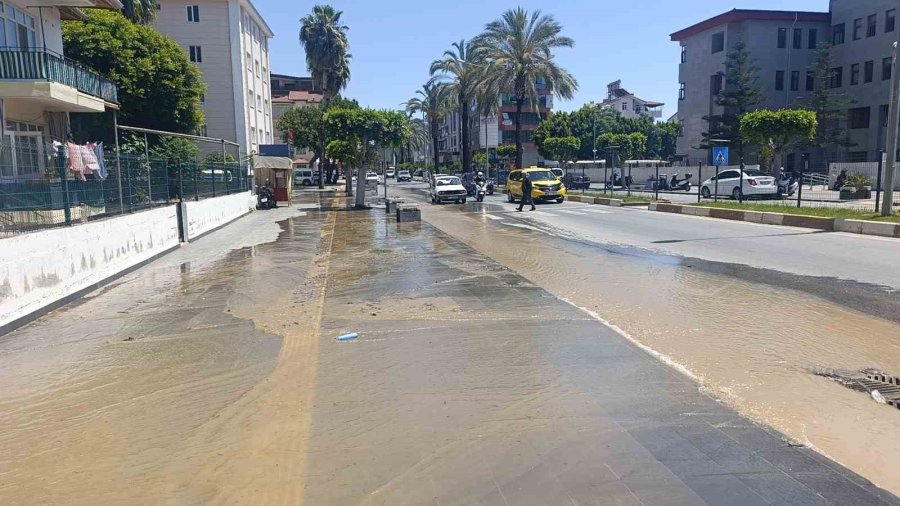 İçme Suyu Deposundaki Aksaklık Manavgat’ta Caddeyi Göle Çevirdi