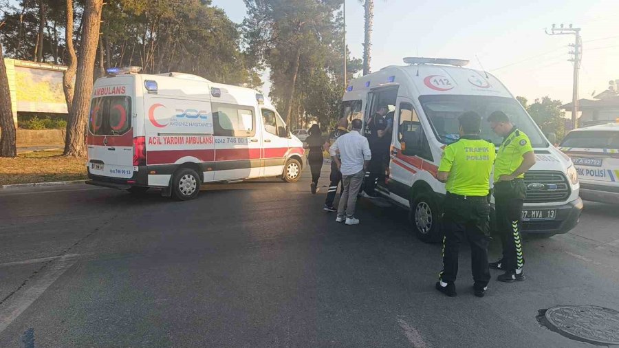 Manavgat’ta 2 Otomobil Çarpıştı: 3 Yaralı