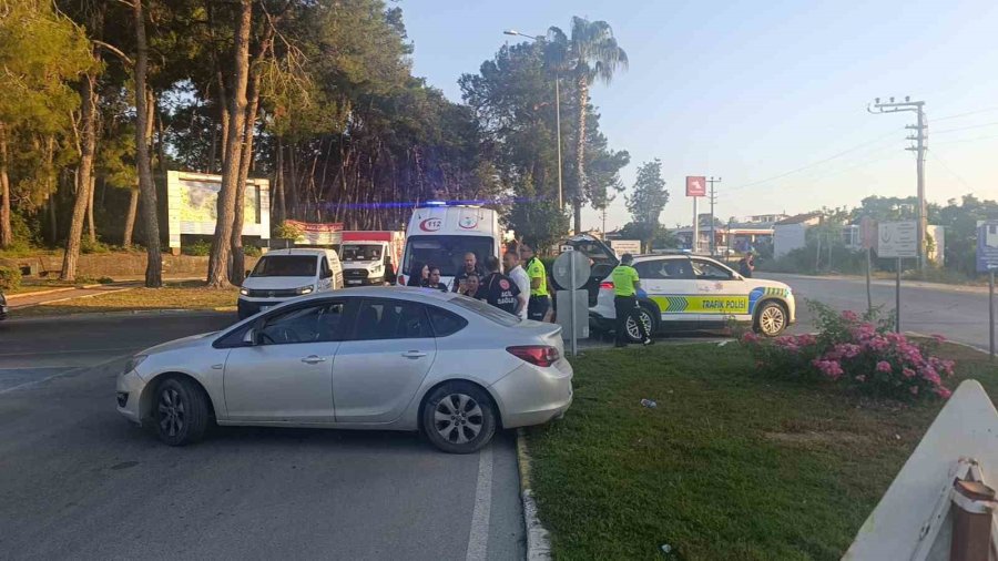 Manavgat’ta 2 Otomobil Çarpıştı: 3 Yaralı