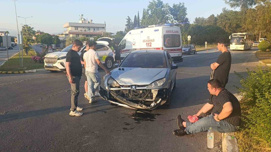 Manavgat’ta 2 Otomobil Çarpıştı: 3 Yaralı