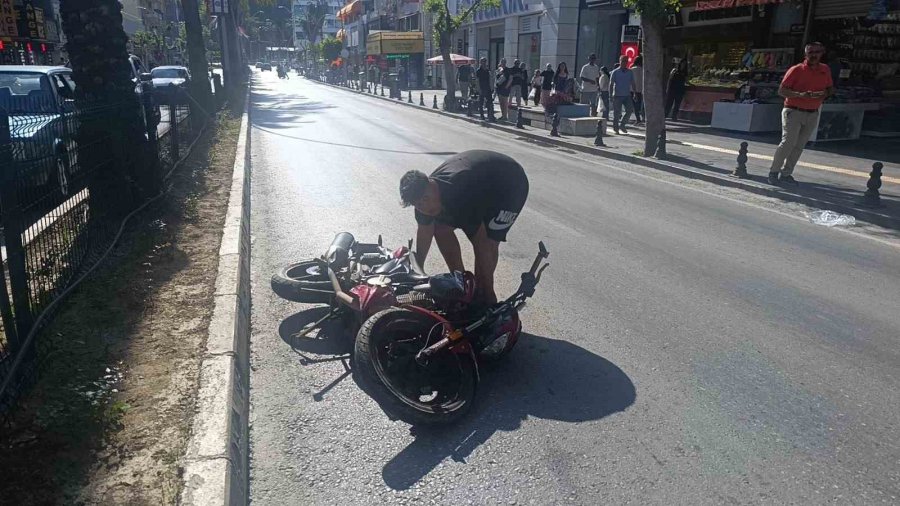 Yaya Geçidinde Motosikletler Çarpıştı: 3 Yaralı