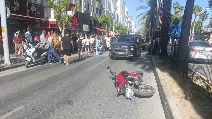 Yaya Geçidinde Motosikletler Çarpıştı: 3 Yaralı