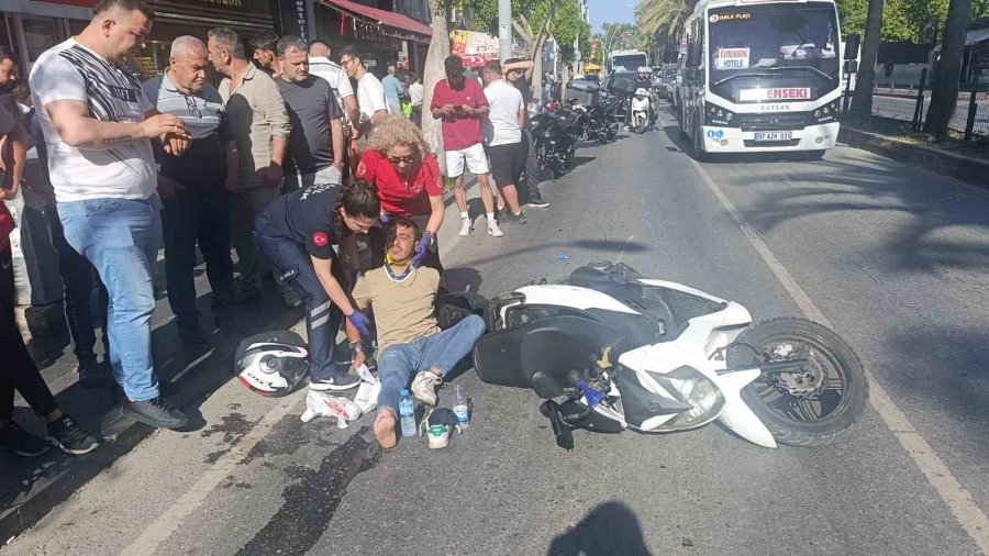 Yaya Geçidinde Motosikletler Çarpıştı: 3 Yaralı