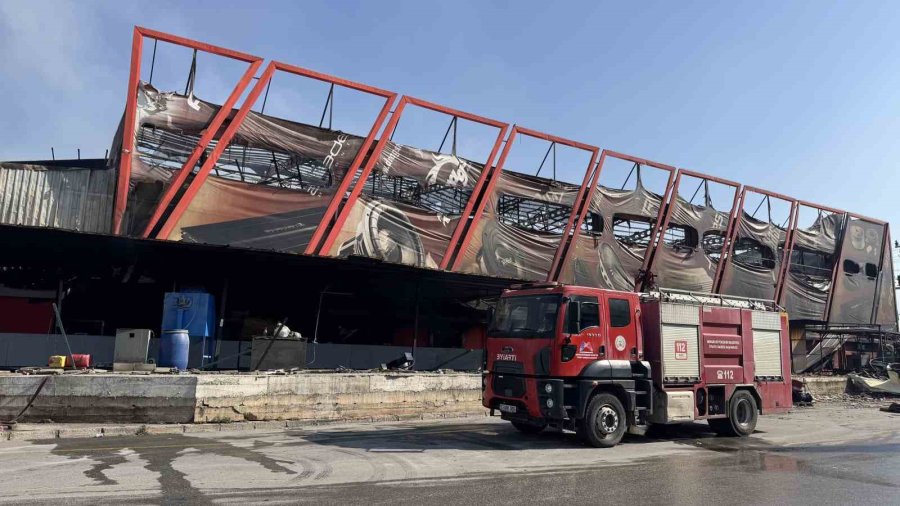 Mersin’deki Fabrika Yangınında Soğutma Çalışmaları Sürüyor