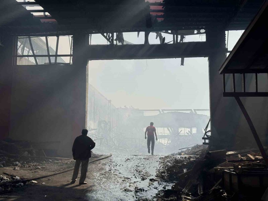 Mersin’deki Fabrika Yangınında Soğutma Çalışmaları Sürüyor