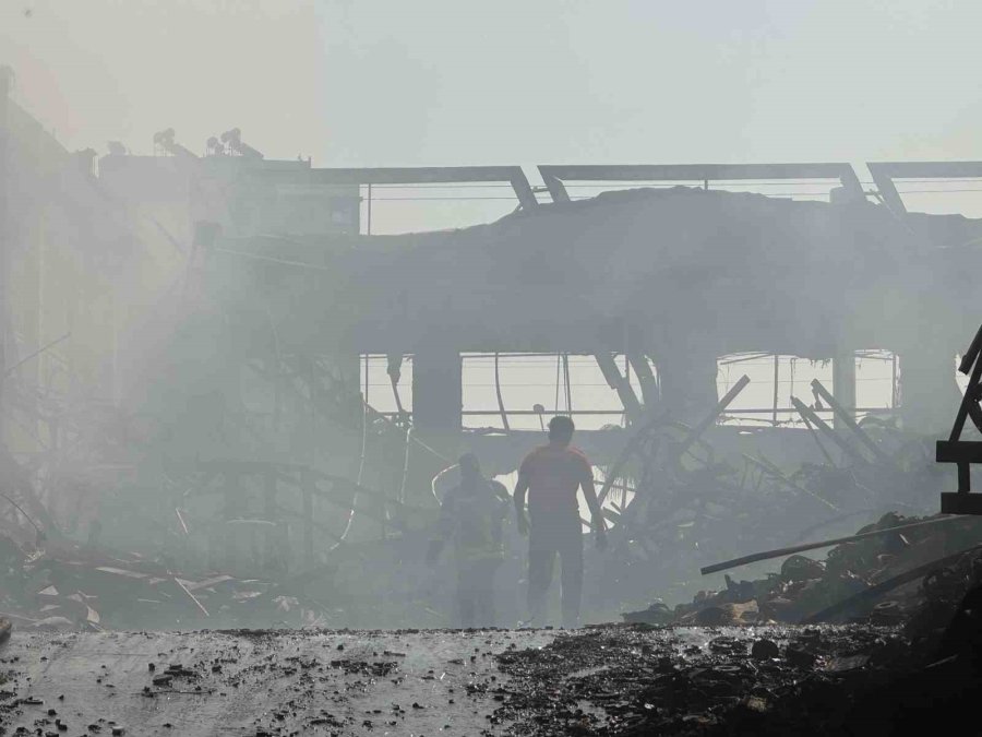 Mersin’deki Fabrika Yangınında Soğutma Çalışmaları Sürüyor