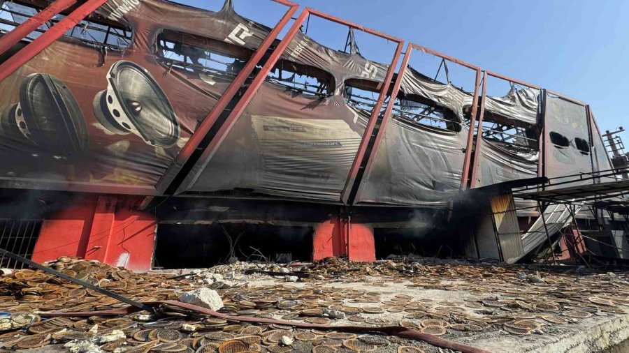 Mersin’deki Fabrika Yangınında Soğutma Çalışmaları Sürüyor