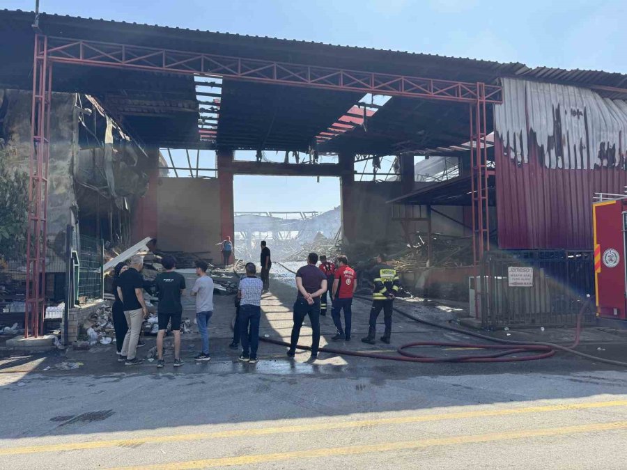 Mersin’deki Fabrika Yangınında Soğutma Çalışmaları Sürüyor