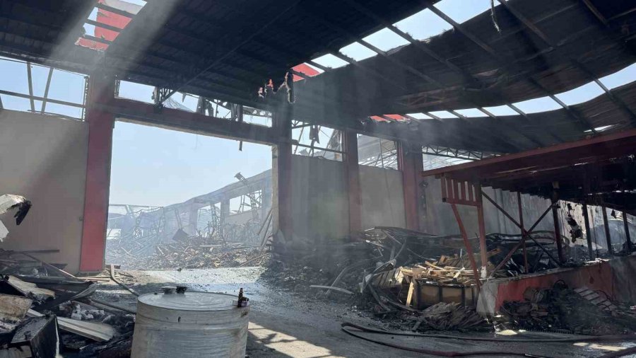 Mersin’deki Fabrika Yangınında Soğutma Çalışmaları Sürüyor