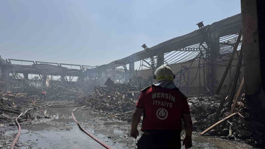 Mersin’deki Fabrika Yangınında Soğutma Çalışmaları Sürüyor