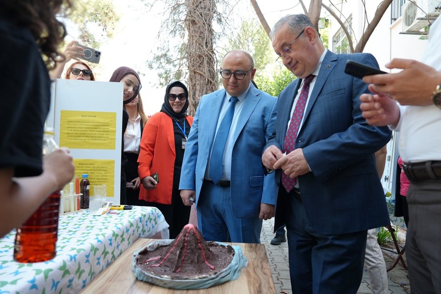 Erdemli’de 10 Okulda Bilim Fuarı Açıldı