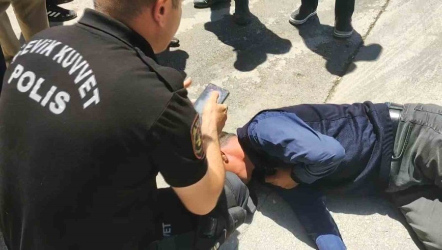 Seyir Halindeki Aracın Önüne Atladı, Hastanelik Oldu