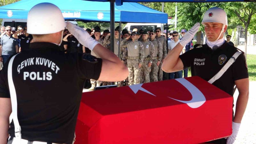 Babalarına, Üniformasını Giyerek Veda Ettiler