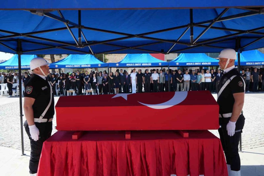 Babalarına, Üniformasını Giyerek Veda Ettiler