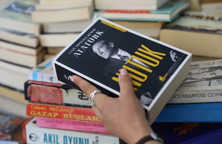 Antalya’dan Yola Çıkan Kitaplar Türkiye’yi Aydınlatıyor