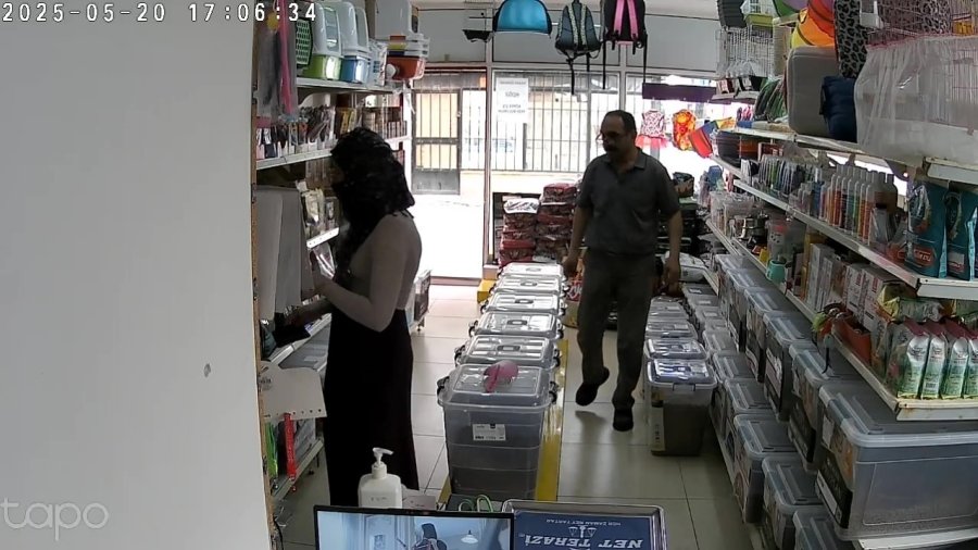 Saniye Dolmadan Paranın Yerini Değiştirdi: Sihirbazlara Taş Çıkartan Dolandırıcılık Yöntemi Kamerada