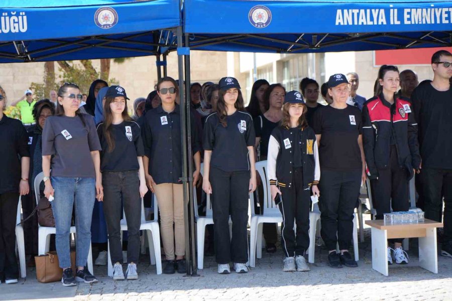 Babalarına, Üniformasını Giyerek Veda Ettiler