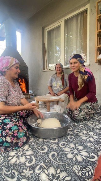 Türkiye’nin Gönüllü Turizm Elçisi: İsveçli Köylü Güzeli