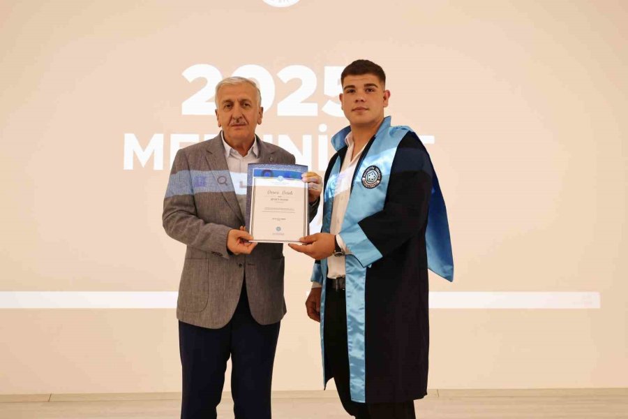 Kos’taki Yüksekokul İlk Mezunlarını Verdi