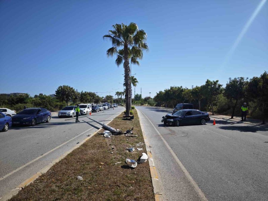 Önce Kaldırıma, Ardından Direğe Çarparak Durabildi: 1 Yaralı