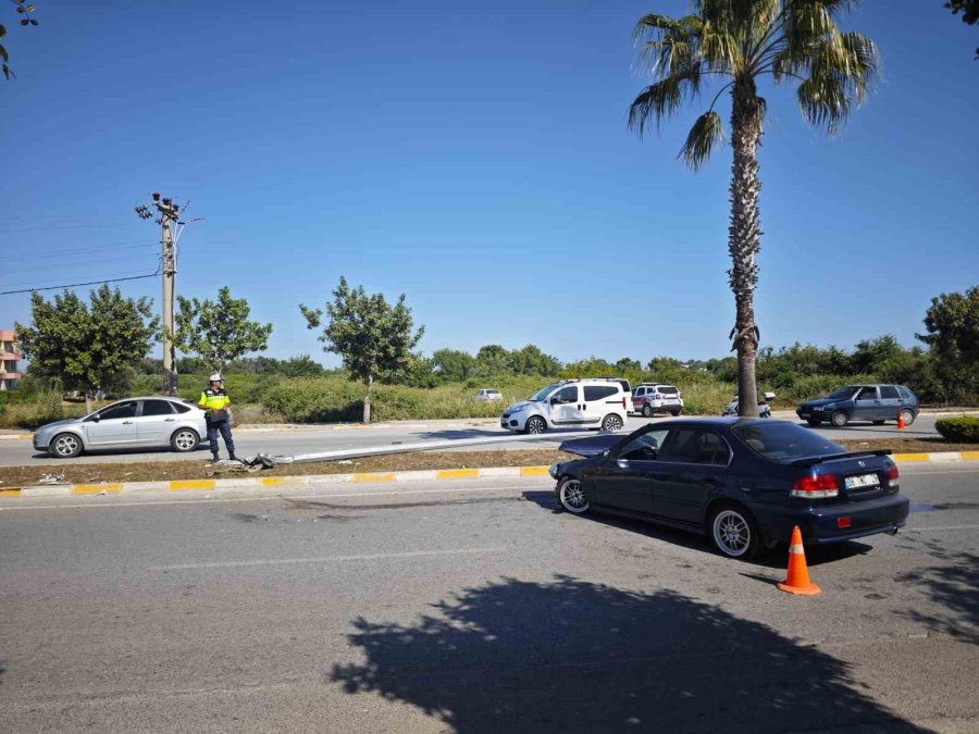 Önce Kaldırıma, Ardından Direğe Çarparak Durabildi: 1 Yaralı