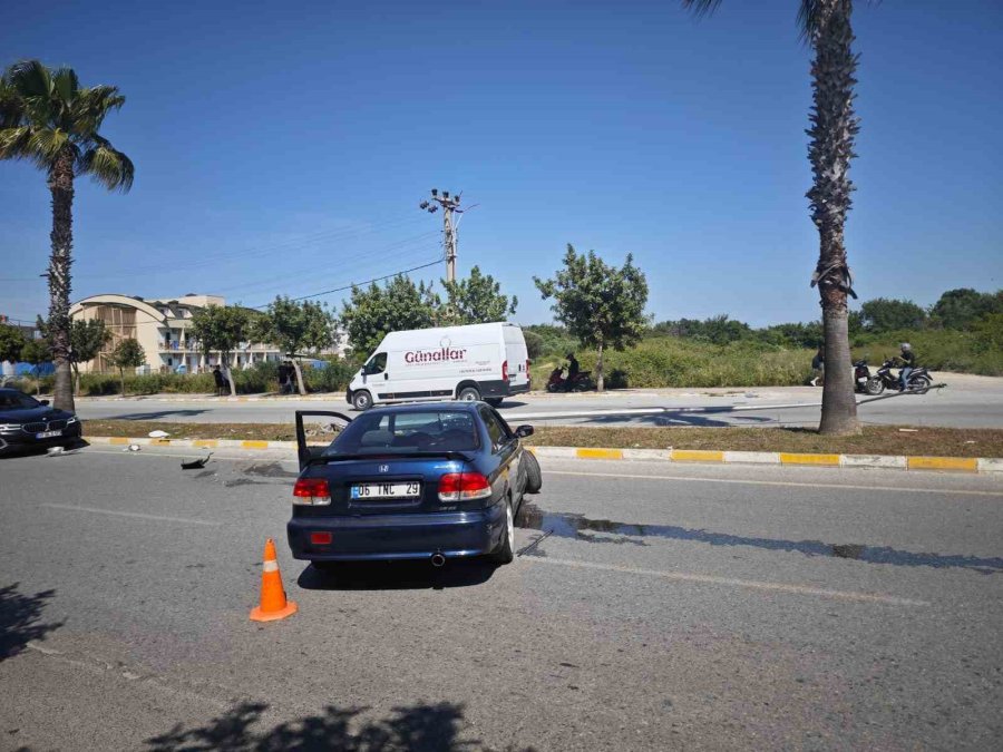 Önce Kaldırıma, Ardından Direğe Çarparak Durabildi: 1 Yaralı