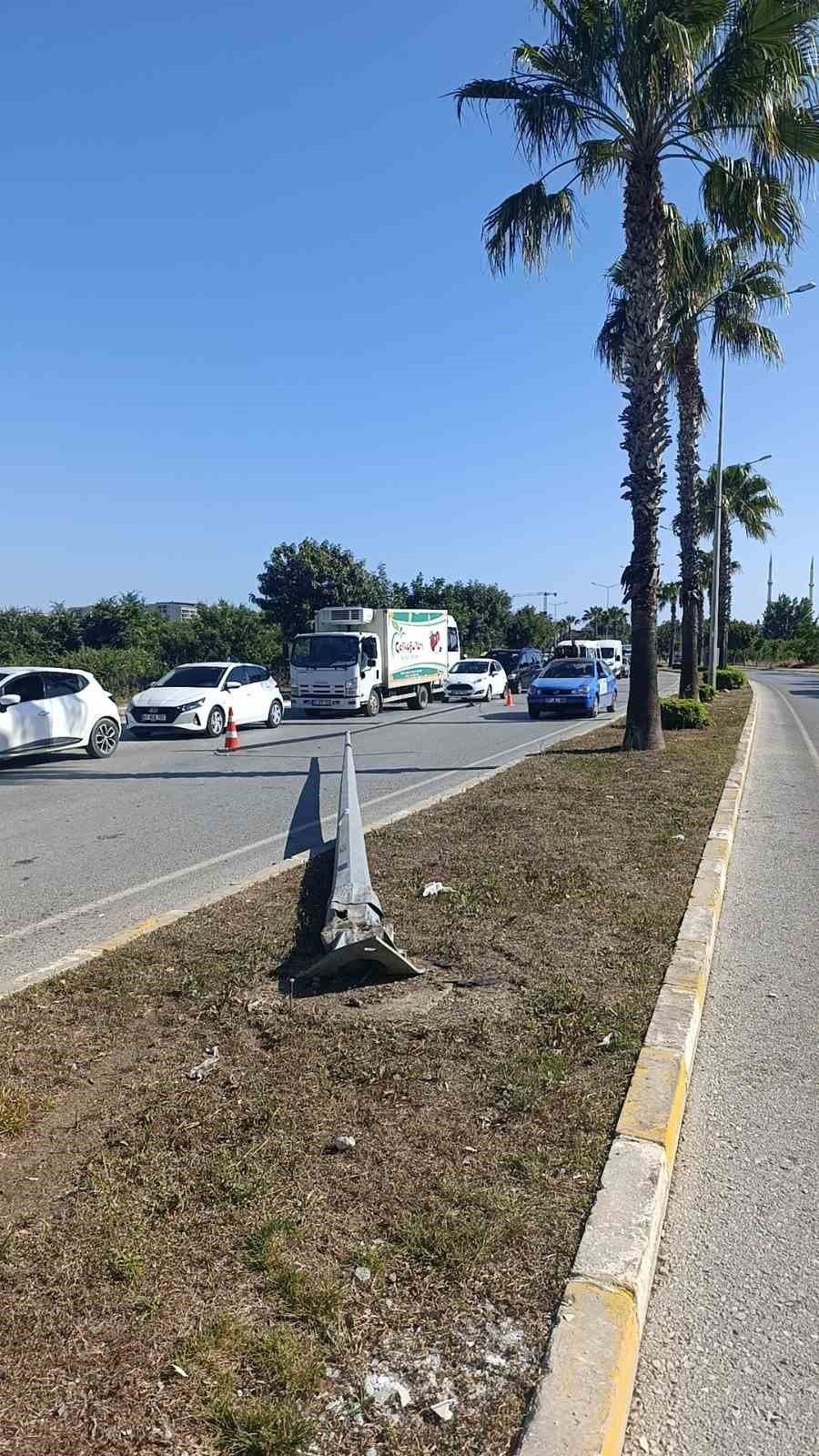 Önce Kaldırıma, Ardından Direğe Çarparak Durabildi: 1 Yaralı