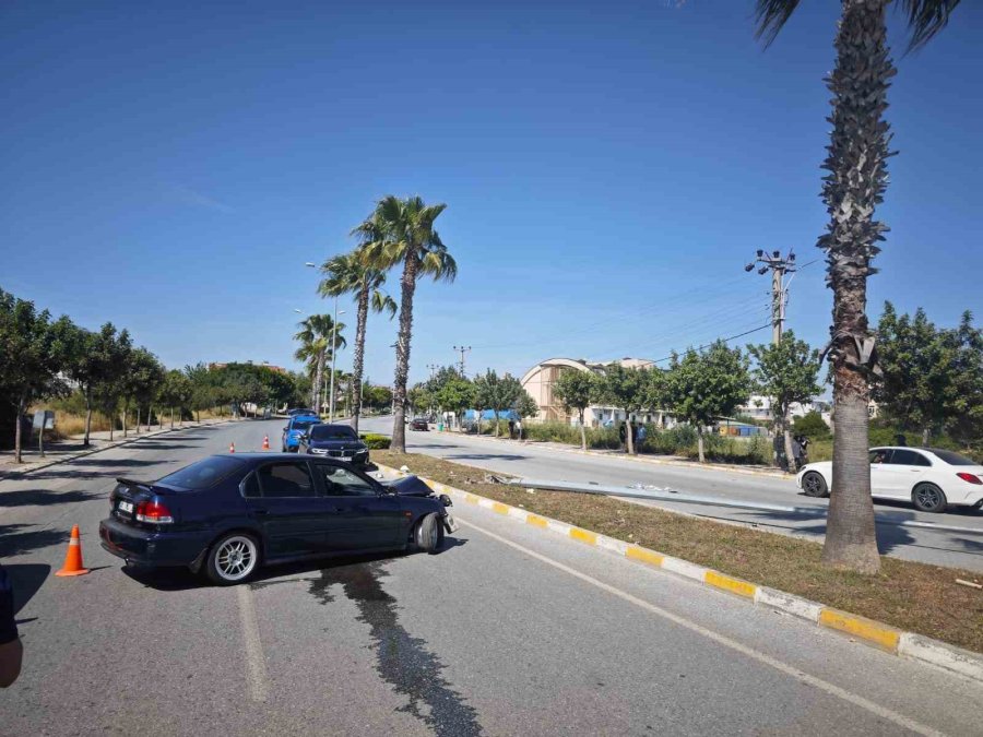 Önce Kaldırıma, Ardından Direğe Çarparak Durabildi: 1 Yaralı