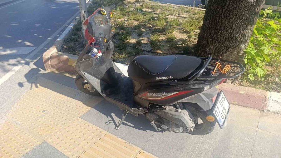 Manavgat’ta Otomobil İle Elektrikli Bisiklet Çarpıştı: 2 Yaralı