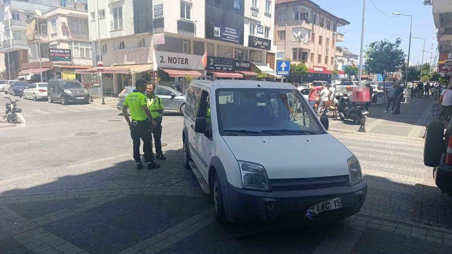 Manavgat’ta Hafif Ticari Araç Motosikletle Çarpıştı: 1 Yaralı