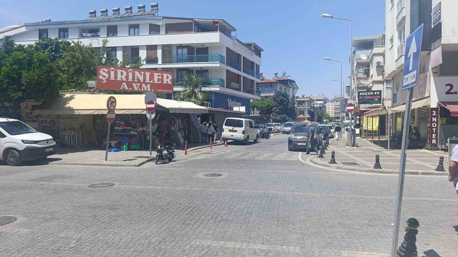 Manavgat’ta Hafif Ticari Araç Motosikletle Çarpıştı: 1 Yaralı