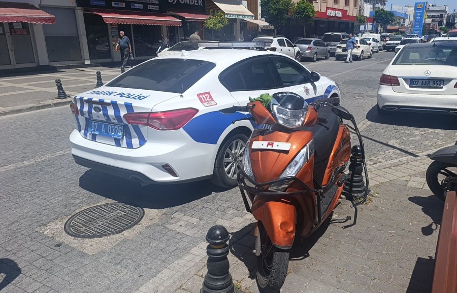 Manavgat’ta Hafif Ticari Araç Motosikletle Çarpıştı: 1 Yaralı