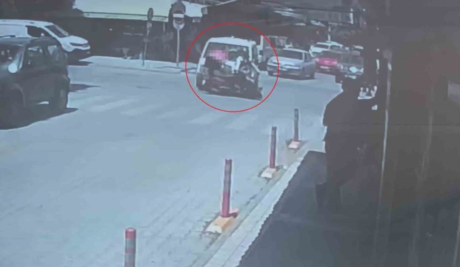 Manavgat’ta Hafif Ticari Araç Motosikletle Çarpıştı: 1 Yaralı