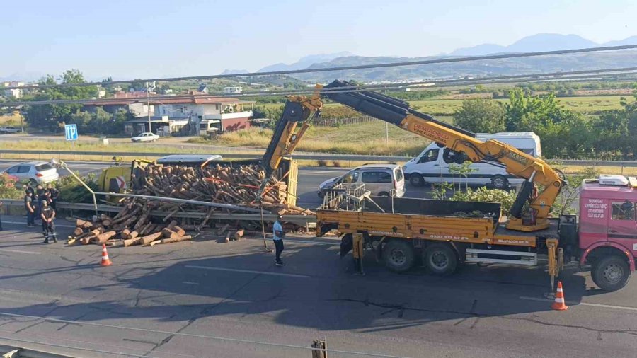 Tomruk Yüklü Kamyon Bariyerleri Aşıp Refüje Devrildi