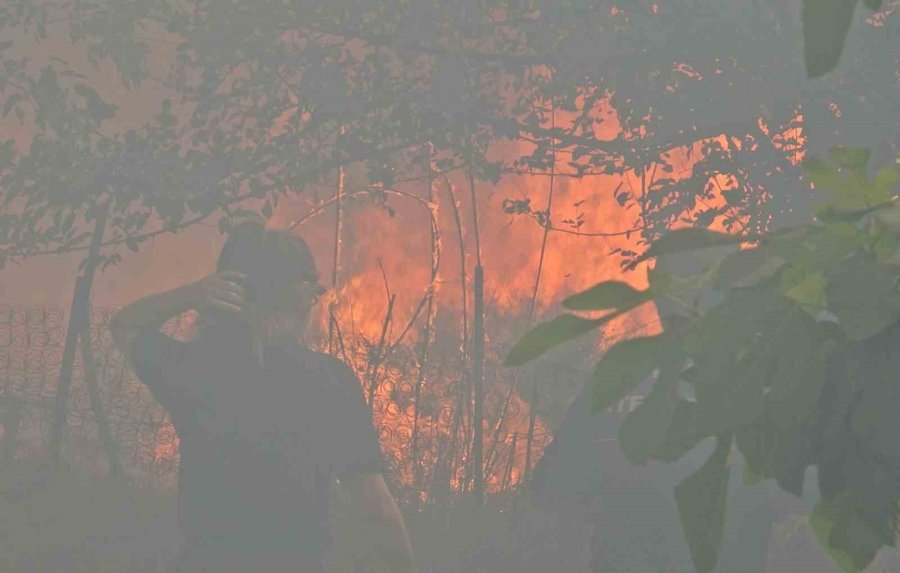 Antalya’da İtfaiye Erleri Alevlerle Burun Buruna Kaldı, Bir Adım Geri Atmadılar